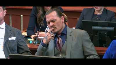 {\an8}So she's trying to record him
without him even knowing that. - Depp V Heard