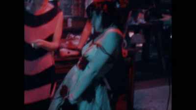{\an8}♪ Somebody let me know ♪ - All the Beauty and the Bloodshed