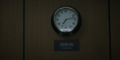 {\an8}Something about the gauges. - Blackout
