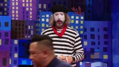 {\an8}[speaking French] - LOL: Last One Laughing Canada