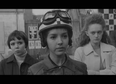 {\an8}(SPEAKS FRENCH) - The French Dispatch