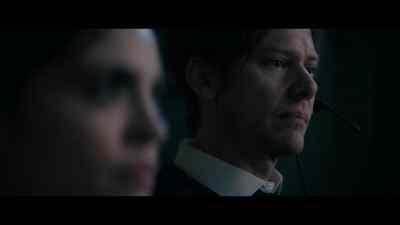 {\an8} [static crackling] - The Man Who Fell to Earth