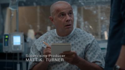 {\an8}[suspenseful music plays] - Manifest