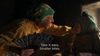 {\An8}Take it easy. Smaller bites. - Honeyland