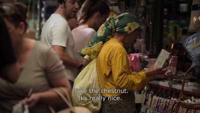 {\An8}Take the chestnut.
It's really nice. - Honeyland