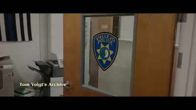 {\an8}[Terry] I had Tom come down
to the evidence viewing area - This Is the Zodiac Speaking
