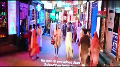 {\an8}That guy is Pumpi.
And he's Gulab Singh. - Dunki