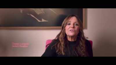 {\an8}That's a huge persona
that she'd go on interviews, - Lady Boss: The Jackie Collins Story
