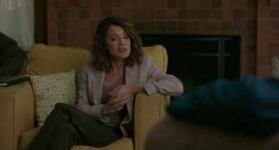 {\an8}That's great.
Talk to me about your struggles. - To the Bone