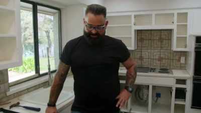{\an8}That's mice and rats
and everything. - Renovation Impossible