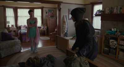{\an8}-That's not true.
- Yeah? Megan's screwed. - To the Bone