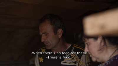 {\An8}The bags were full!
Was it so difficult to grind corn? - Honeyland