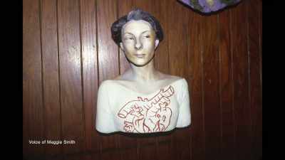 {\an8}The bar was a safe space
for prostitutes and also a way - All the Beauty and the Bloodshed