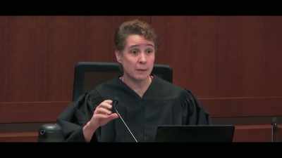 {\an8}The judge is asking for Johnny
Depp's attorney's opening statement. - Depp V Heard