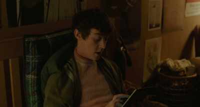 {\an8}The male population cannot take
another quality defection. - To the Bone