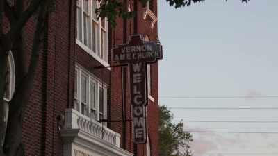 {\an8}- The massacre destroyed
the superstructure, - Dreamland: The Burning of Black Wall Street