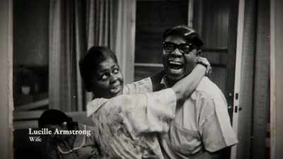 {\an8}The night Louis passed,
I had no idea, this man... - Louis Armstrong's Black & Blues