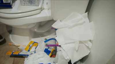 {\an8}The tip of this
just actually touched that, - Mysteries of Mental Illness