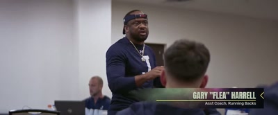 {\an8}The way we prepare, the way we get down is
different than no other. - Coach Prime