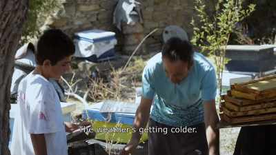 {\An8}The weather's getting colder.
The upper level... - Honeyland