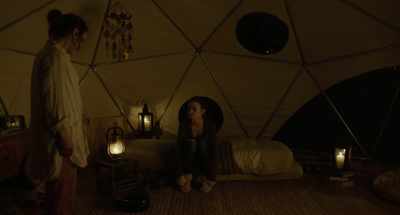 {\an8}There's a bedpan here.
So, if you need it... - To the Bone