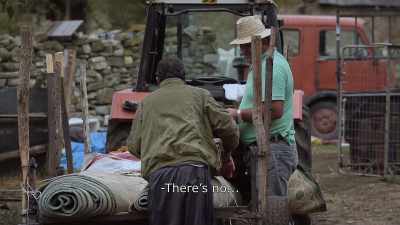 {\An8}There's no...
Let's see this one. - Honeyland