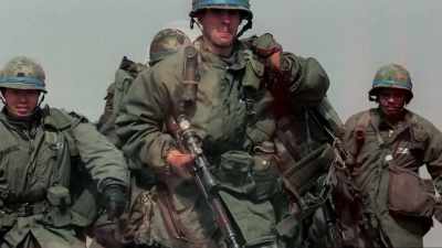 {\an8}They were in support units,
they couldn't be in the infantry. - Aliens Expanded