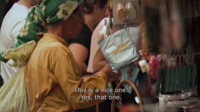 {\An8}This is a nice one.
- Yes, that one. How much is it? - Honeyland