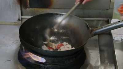 {\an8}This is chicken and onions
and garlic and pepper. - No Recipe Road Trip With the Try Guys
