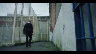 {\an8}This programme
contains some scenes which
some viewers may find upsetting - Silent Witness