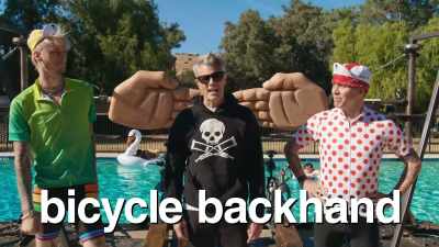 {\an8}This is the bicycle backhand
and it's a competition. - Jackass Forever