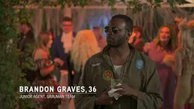 {\an8}♪ This whole damn town
Has lost its mind... ♪ - Buying Beverly Hills