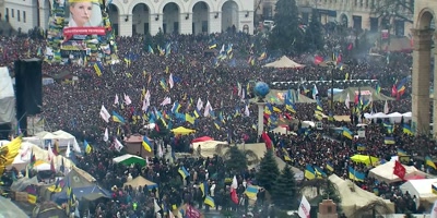 {\an8}- Thousands upon thousands
of demonstrators - Superpower