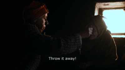 {\An8}Throw it away!
Nu du har lavet det. - Honeyland