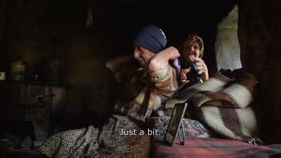 {\An8}Tie it here.
Just a bit. - Honeyland