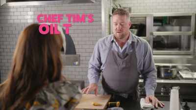 {\an8}- [Tim] So...
- I hear it's
not good for you, - What Am I Eating? With Zooey Deschanel