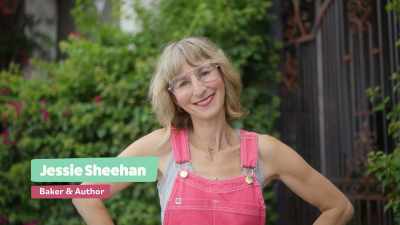 {\an8}Today I'm hanging with baker
and author Jessie Sheehan, - What Am I Eating? With Zooey Deschanel