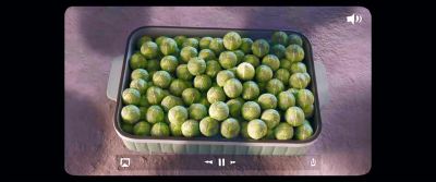 {\an8}- Ugh.
- Sprouts. - That Christmas