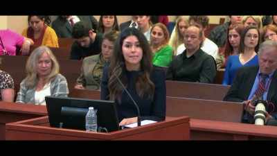 {\an8}Um, but yes, she
does look at the jury, - Depp V Heard