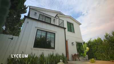 {\an8}[upbeat music playing] - Buying Beverly Hills
