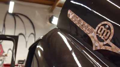 {\an8}[upbeat music playing] - Car Masters: Rust to Riches