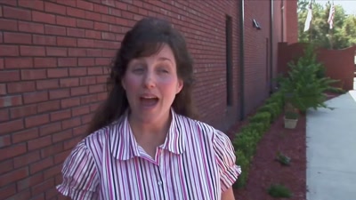 {\an8}(upbeat music) - Shiny Happy People: Duggar Family Secrets