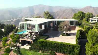 {\an8}-[upbeat song continues]
-♪ Got a good feeling ♪ - Buying Beverly Hills