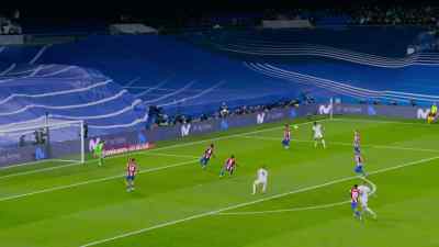 {\an8}Vinícius in the area, he passes to Karim. - Real Madrid: Until the End