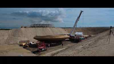 {\an8}
We built this alien spaceship - Action