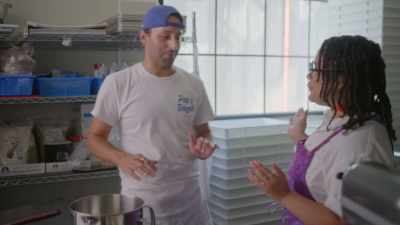 {\an8}We found a really cool
provider in LA - What Am I Eating? With Zooey Deschanel