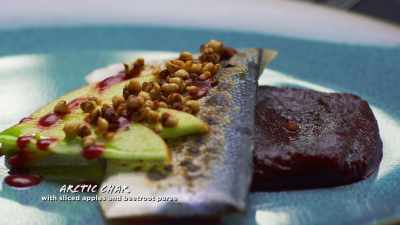 {\an8}We have apples, we have
a fermented berry sauce - Restaurants at the End of the World