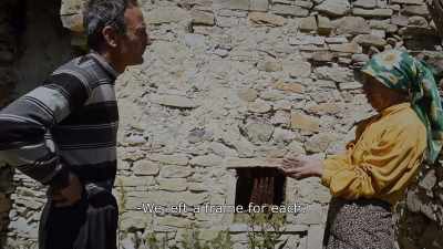 {\An8}We left a frame for each.
- Either you take yours away or I'll move mine! - Honeyland