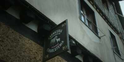 {\an8}We lived here for about 25 years, - Omnivore