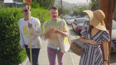 {\an8}We mapped these fruit trees
that sort of existed - What Am I Eating? With Zooey Deschanel